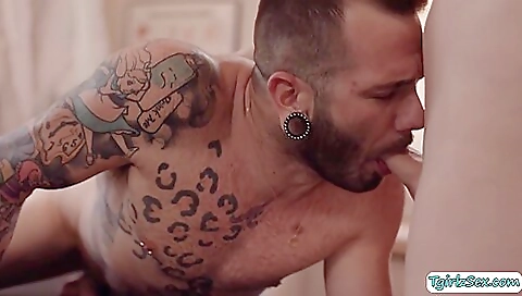 Masseuse takes hot feet and takes her pussy licking on the bed